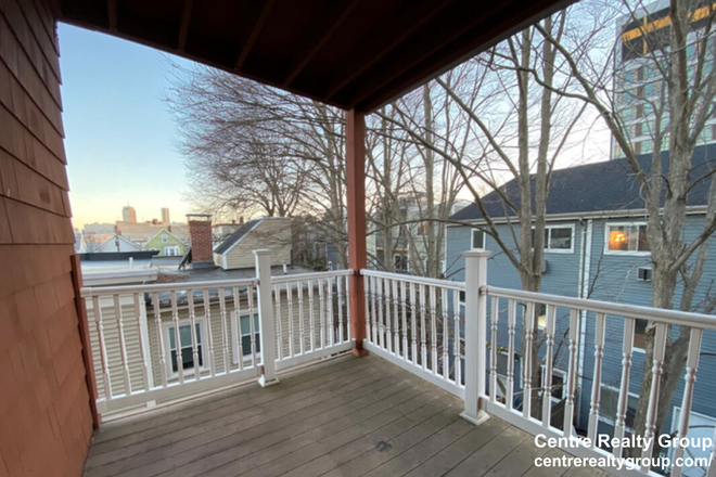 . - *NO BROKERS FEE!* Beautiful view 3 bedroom, 2 bath apartment w/ in-unit laundry