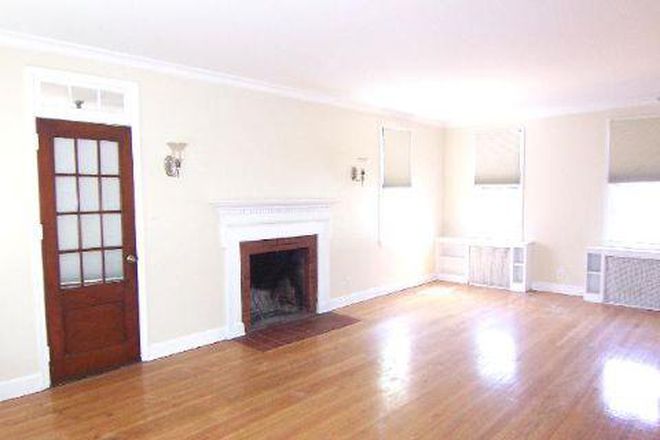 Living room - Great For medical Students Close to Campus 6 large bedrooms, 4 baths, Private parking House
