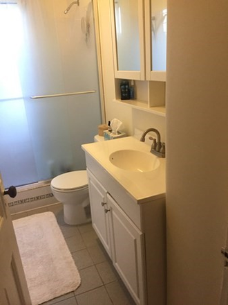 bathroom - 4 bedroom 2 bath single family with 4 off street parking spaces House