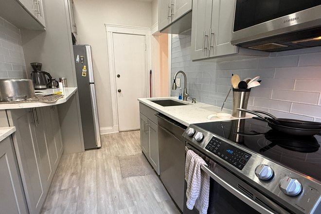kitchen - Modern Cleveland Circle 3 bed with a pool - NO Fee! Apartments