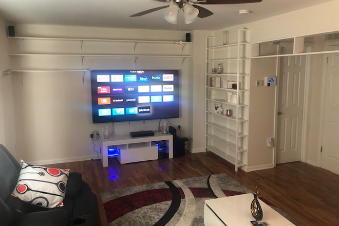 Living area - Cozy Bedroom near John Hopkins School of Medicine /Kennedy Krieger Institute (Shared Space) Townhome