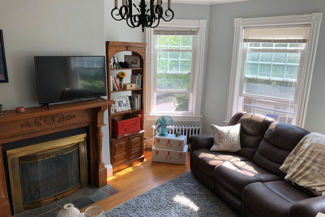 Living Room - 3BR on Ives, 3 blocks from B&H. Start 7/1, for the summer or the year! Condo