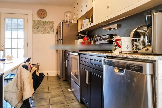- - Close to Campus! 4 bed 1 bath w/ Laundry Available 6/1/26