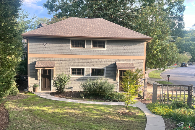 Apartment is upstairs, over owner's garage - Studio Apartment in Quiet Neighborhood near Vanderbilt