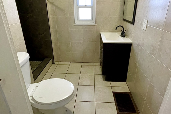 1st floor full bathroom - 3Bed 2Bath close to Medical Campus House