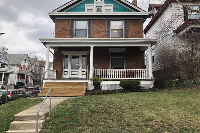 532 Riddle Rd. - Walk to UC, Individual furnished,  clean BR w/ internet, Soon Available.  Near DAAP Upper Riddle Rd.