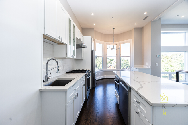 kitchen - Luxury 2 Bed | 2 Bath Apartments