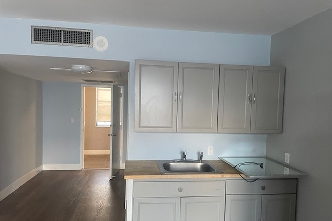 Kitchenet - Apartment, Close to North Campus, Security, Electricity, Cable and Internet Included.