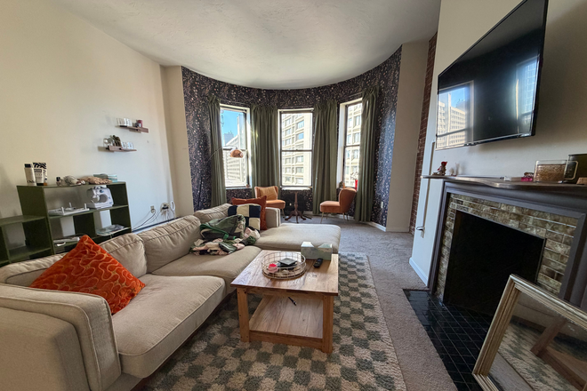 1 - NO BROKER FEE !!!! SUNNY 1 bed on Westland Ave