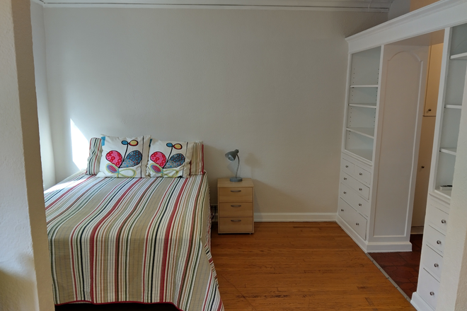 Bedroom - Buckingham Condominium. Close to Case Western campus. Easy walk through tennis courts.