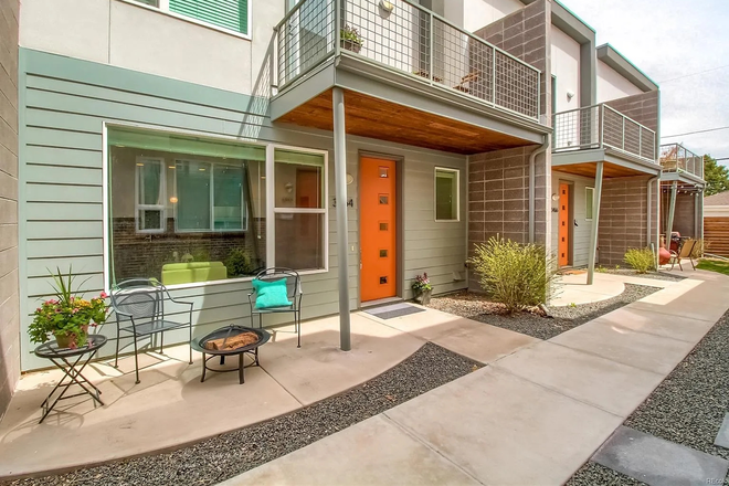 Entryway/front porch space - Modern 3 bed 2.5 bath townhouse near CU Anschutz, Denver Health, i-70 and Park Hill Park