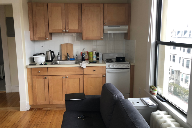 Livingroom w/ Kitchen - 1BR Apartment in Kirkland Court (Harvard University Housing)