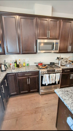 Fully Stocked Kitchen - Spacious Bedroom, Private Bathroom in Lurxary Townhouse (Stand-up Desk, Smart TV, Double Fridge)