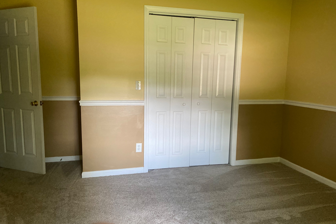 Bedroom available - Room available close to downtown Christiansburg and within 10 minutes of campus Apartments