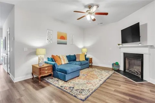 Living Room - All Utilities included in Rent! Close to Downtown Atlanta. Townhome