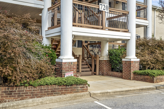 Entry to Condo - 3 Bedroom Condo walking distance to Campus!