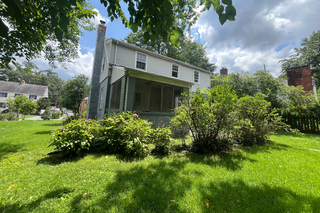 big backyard with screened in porch - VERY CLOSE TO CAMPUS!  BEAUTIFUL 5 BED/2.5 BATH HOUSE!