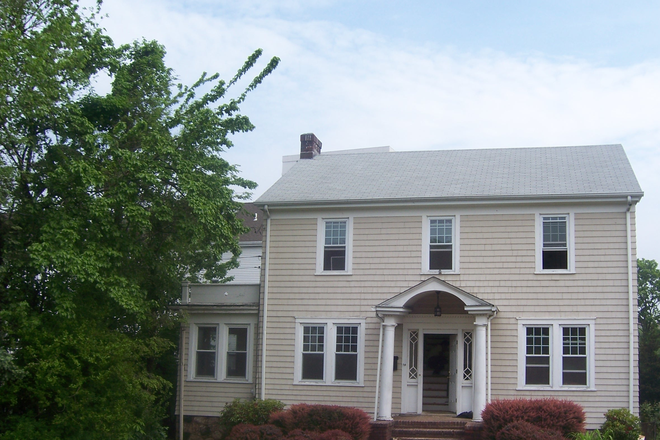 exterior - downtown stamford--One bedroom for student/professionals $950 House