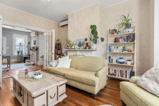One bedroom - 3 family, close to airport t stop Apartments