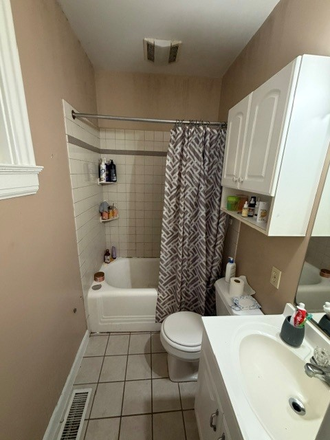 Upstairs bathroom - Off campus house, prime location, 2 parking off-street spots