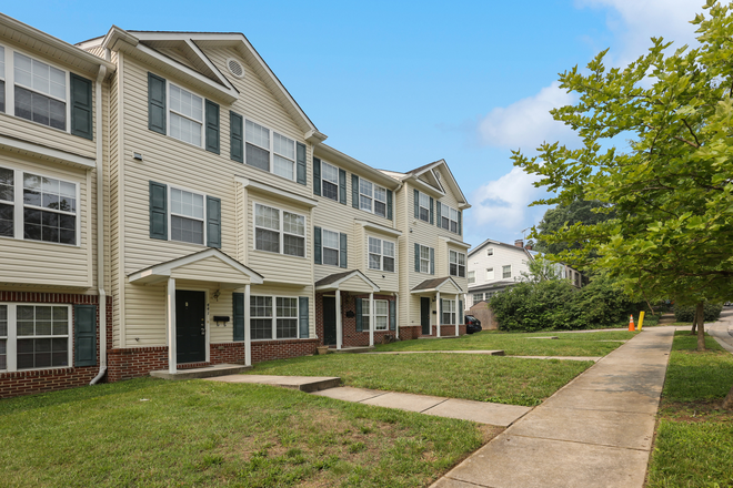 Front yard - RENTING BY THE ROOM!  4 BD/3.5 BA Townhouse: PRIME LOCATION; ONE ROOM LEFT