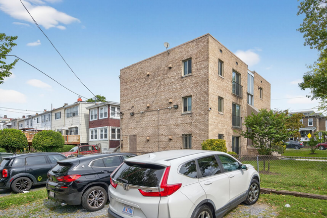 Off street parking - Secure, Quiet and Clean Garden Style walkup Apartment