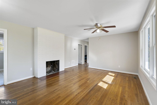 Living room - 5 Bedroom 2 bath house 5 Minutes From Campus