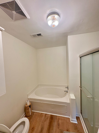 En suite bathroom - Newly Renovated James Island Townhouse Bedroom for Rent in 2B/2BR. 01/01/2026-05/01/2026.