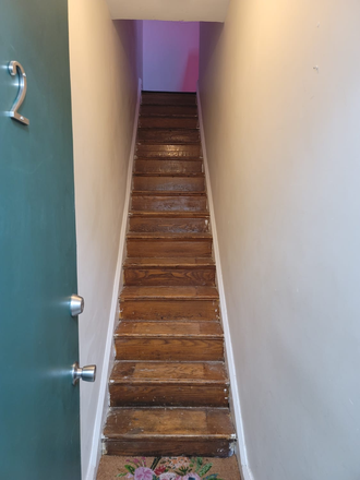 Walk up - 2 bedroom/1 bathroom walking distance from st joes Townhome