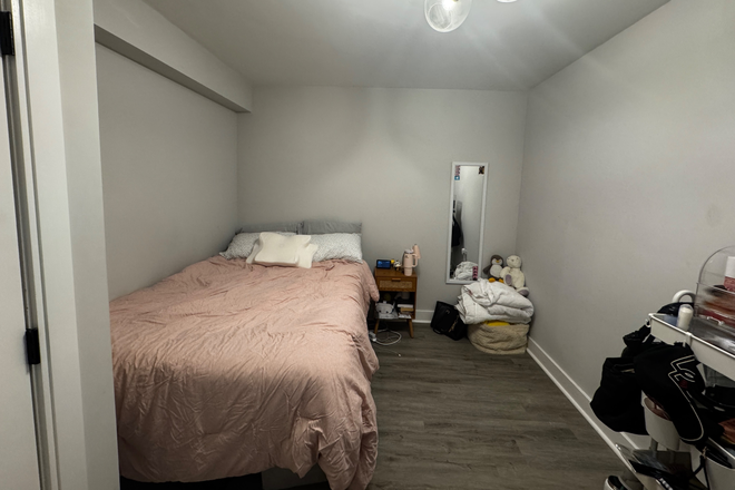 bedroom - Summer subletting housing w/roomies