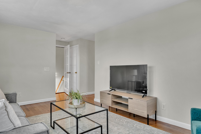 ... - FURNISHED HUGE 4 BEDS/ 2 BATH / OAK SQUARE Apartments