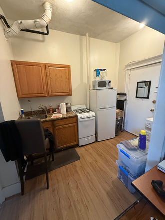 LIVING - NO BROKER FEE! STUDIO ON HEMENWAY WITH HEAT AND HOT WATER INCLUDED! 9/1/25!