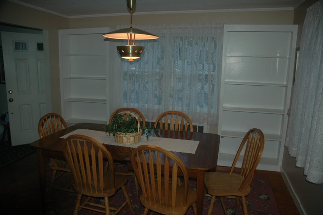 Dining Room - House rental 10 miles from campis