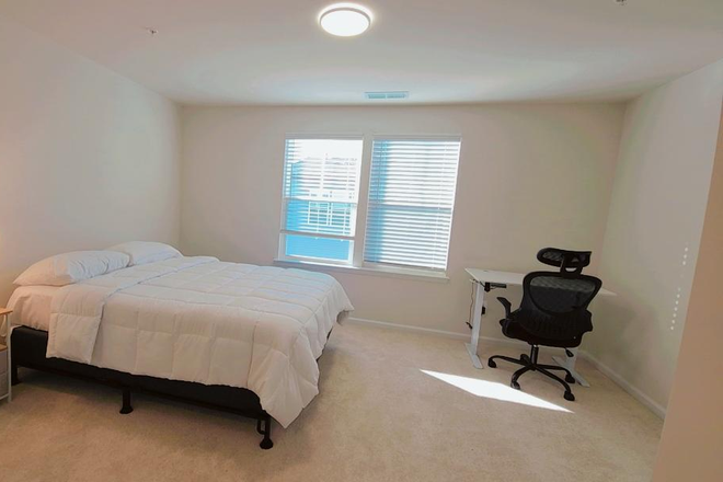 Bedroom - Furnished Master Bedroom Suite in a townhome Near UMD Campus