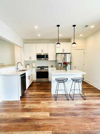 Kitchen - Upscale 3 bed/2.5 bath Townhome with 4-Car Garage in Highly Desirable 37205 Zip Code - $3,300/month