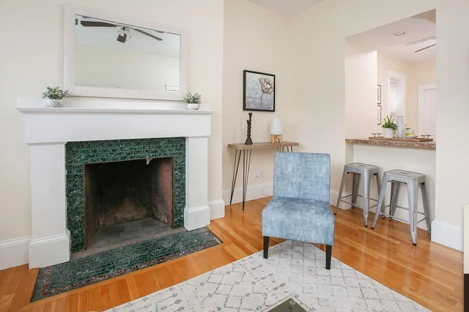 Call NOW for showings! 617-236-8600 - ABERDEEN ST - TOP FLR 1BR/1BA CONDO *AVAIL NOW* W/ H&HW INC, LNDRY IN BLNG, EIK, DW IN AUDUBON CRCL