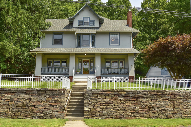 Outside street view - Beautiful Victorian House in Vernon for Grad Students/Postdocs