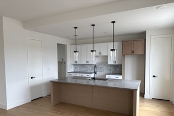 Kitchen - The Urban Townhome - Close to Campus