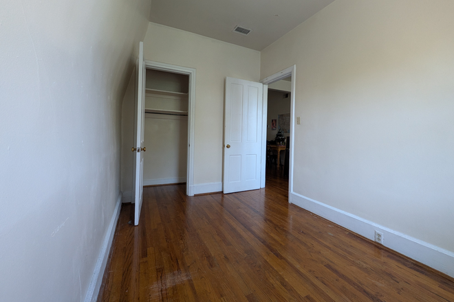 Bedroom - Sublease - 112 E McMillan St. Apt 4