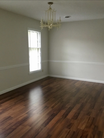 First room near door - Townhouse in Stonesthrow