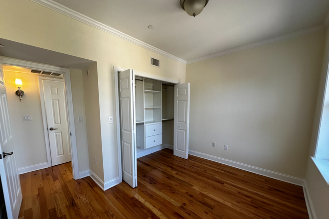. - 1 BEDROOM + DEN, HEATING INCLUDED, NO BROKER FEE!! Apartments