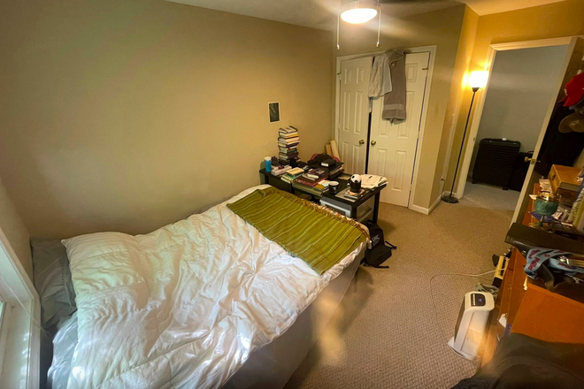 Bedroom - Room for Rent: 15 minute walk to Franklin Street, just off the Tanyard Branch trail Duplex