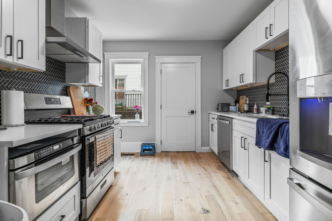 Call NOW for showings! 617-236-8600 - DICKSON ST - *NO FEE* HUGE 5BR NEAR TUFTS FOR *6/1/2027* W/ 2 BATH, YARD, IN UNIT LNDRY, A/C, DW Apartments