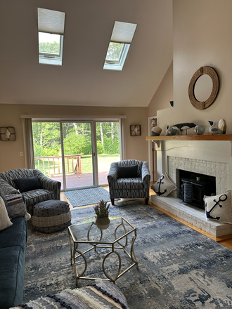 Living room - Private Scenic Single Family Home w/Easy Access Drive Close To Campus w/ Private Parking spaces