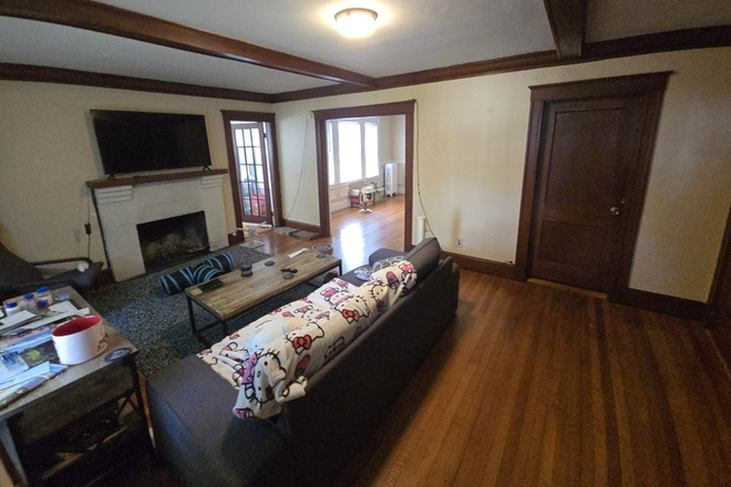 . - Spacious 2 Bed / 1 Bath w/ Parking!! Available 8/31/2025!