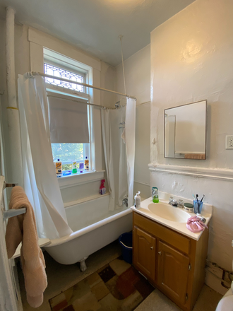 hubrealtyproperties.com - Fantastic studio with new hardwood floors and freshly painted Apartments