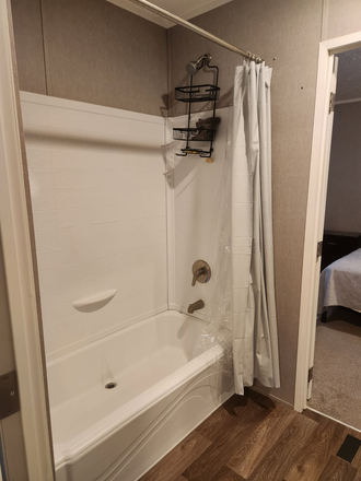 Bathroom - 5 bed 3 bath: 15 minutes to campus