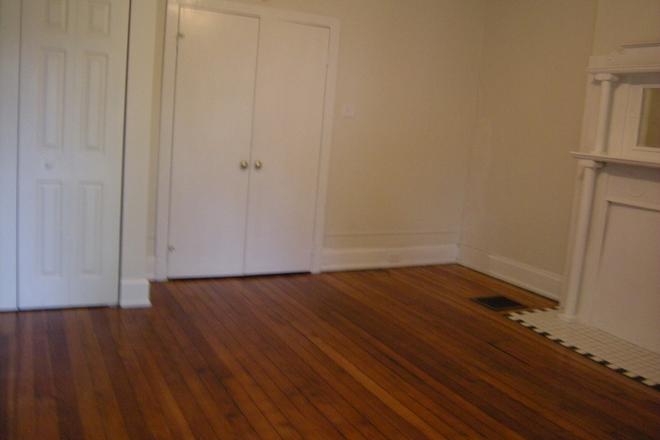 Another Large Room 15 ft. x 15 ft. - Walk to UC,  Super large updated, 1BR Apt. Hdwd. floors.  Near DAAP Upper Riddle Rd.