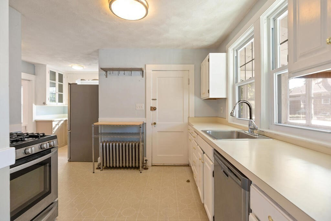 . - NO BROKER FEE - 2026-2027 - great 2 unit house on crosby Rd