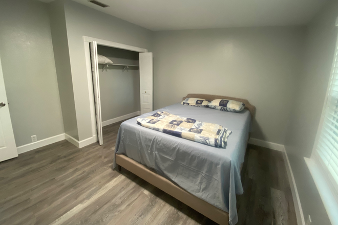 Bedroom A2 - **Newly Renovated large private bedroom  ** House